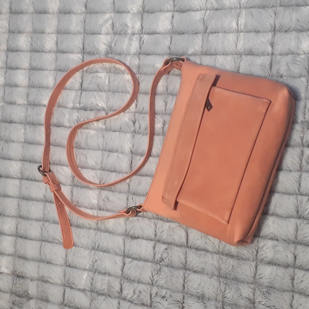 UNIVERSAL THREADS Coral color shoulder bag.